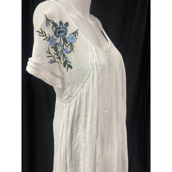 Hailey Lyn Women's White Short Sleeve w/ floral embroidery Dress Size S SKU 2091 - Picture 3 of 4